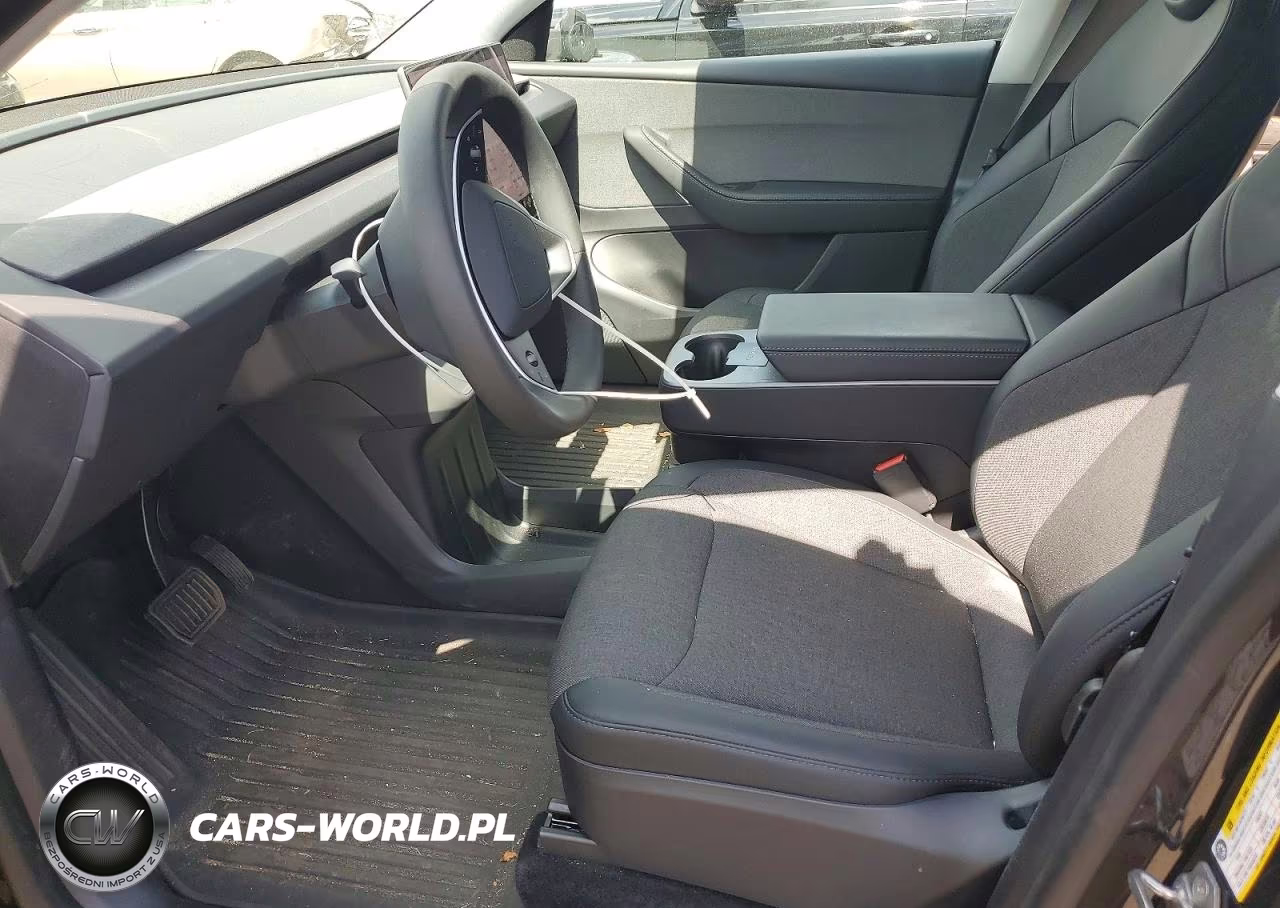 2026 Tesla Model Y VIN:7SAYGDEE7TA636477 - 7