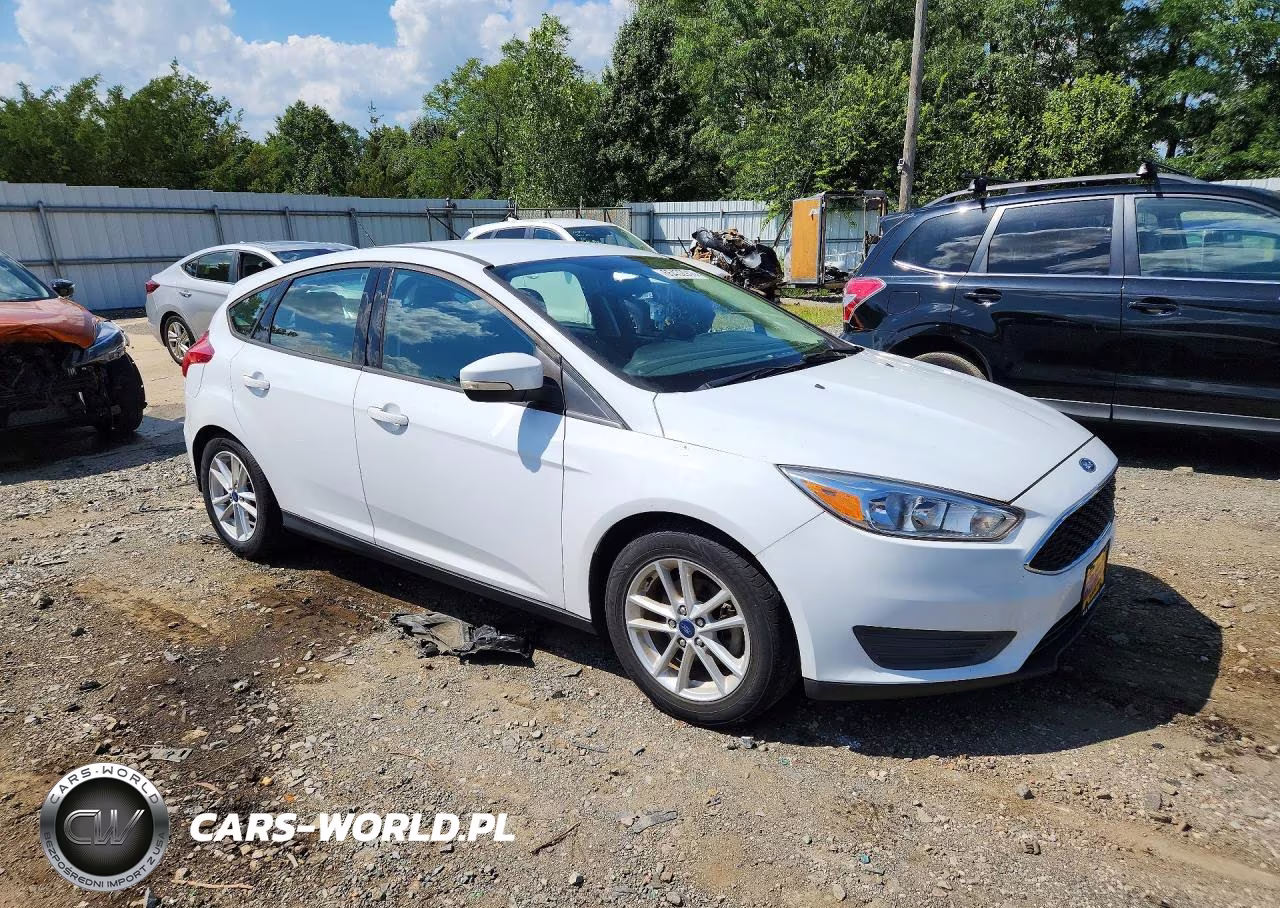 2017 Ford Focus Se VIN:1FADP3K29HL301346 - 4