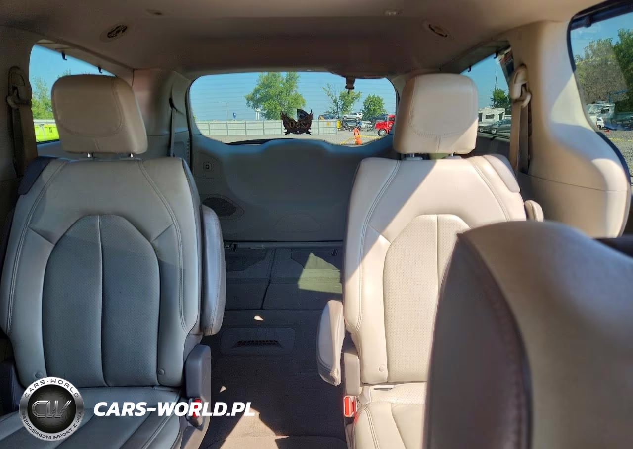 2018 Chrysler Pacifica Touring L Plus VIN:2C4RC1EG2JR235209 - 10