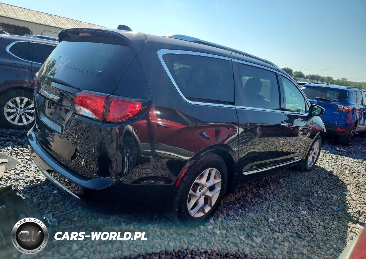 2018 Chrysler Pacifica Touring L Plus VIN:2C4RC1EG2JR235209 - 3