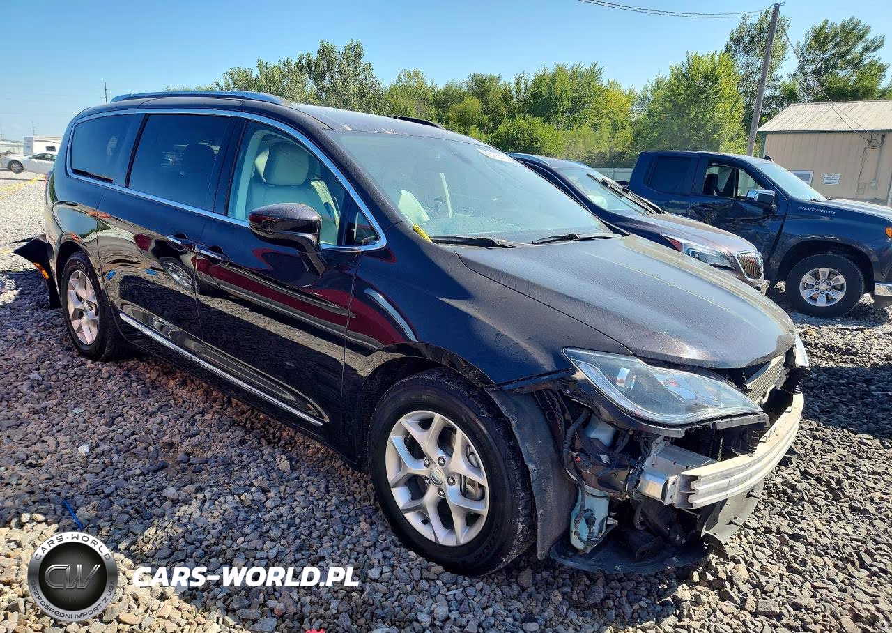 2018 Chrysler Pacifica Touring L Plus VIN:2C4RC1EG2JR235209 - 4