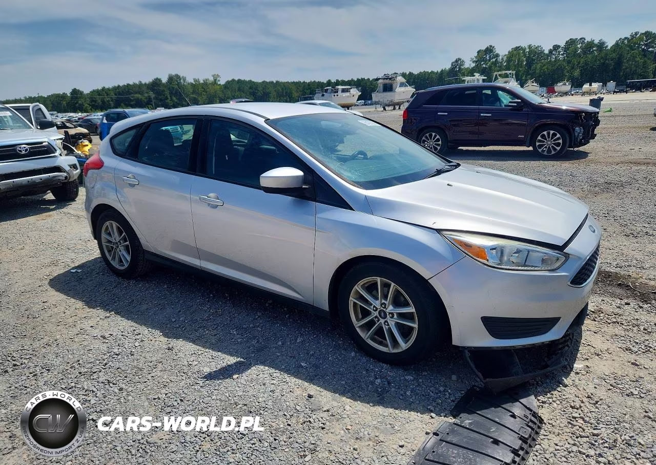 2018 Ford Focus Se VIN:1FADP3K21JL318955 - 4