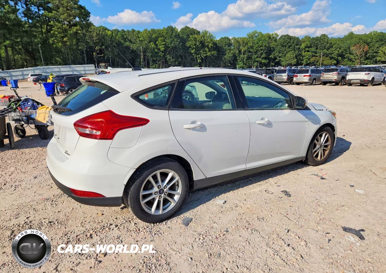 2015 Ford Focus Se VIN:1FADP3K23FL270656 - 3