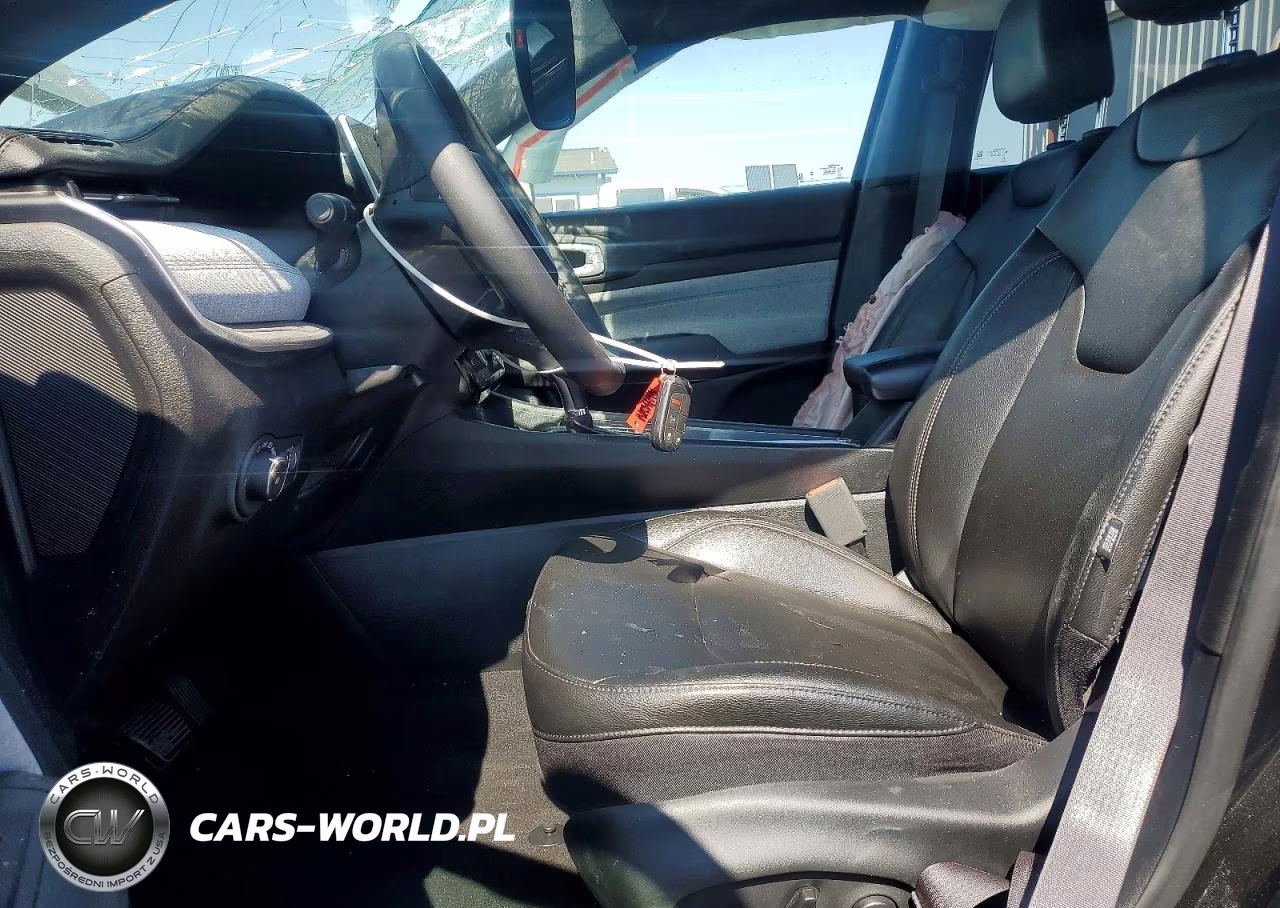 2024 Jeep Compass Latitude Lux VIN:3C4NJDFNXRT113337 - 7