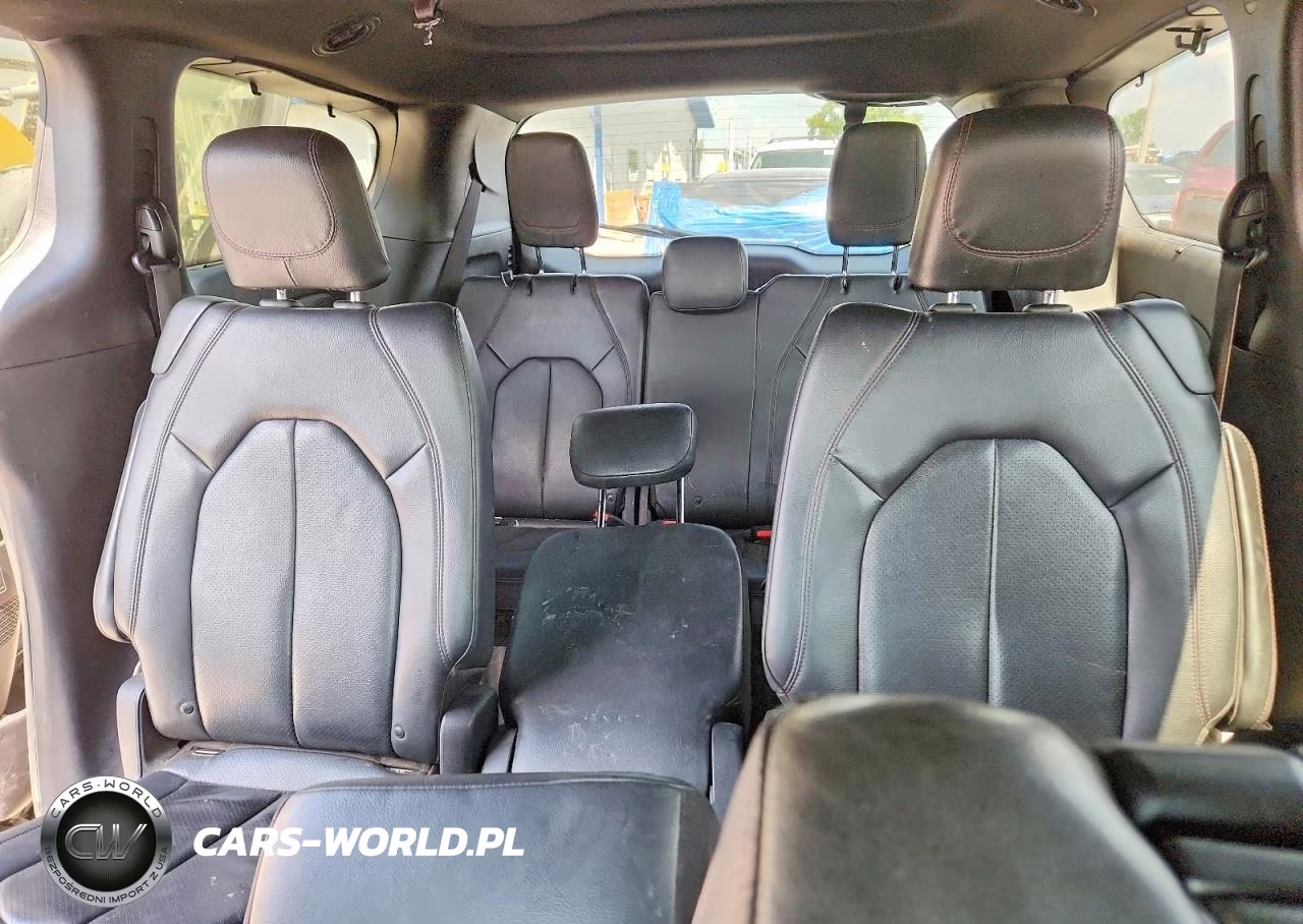 2019 Chrysler Pacifica Touring L Plus VIN:2C4RC1EG7KR746612 - 10