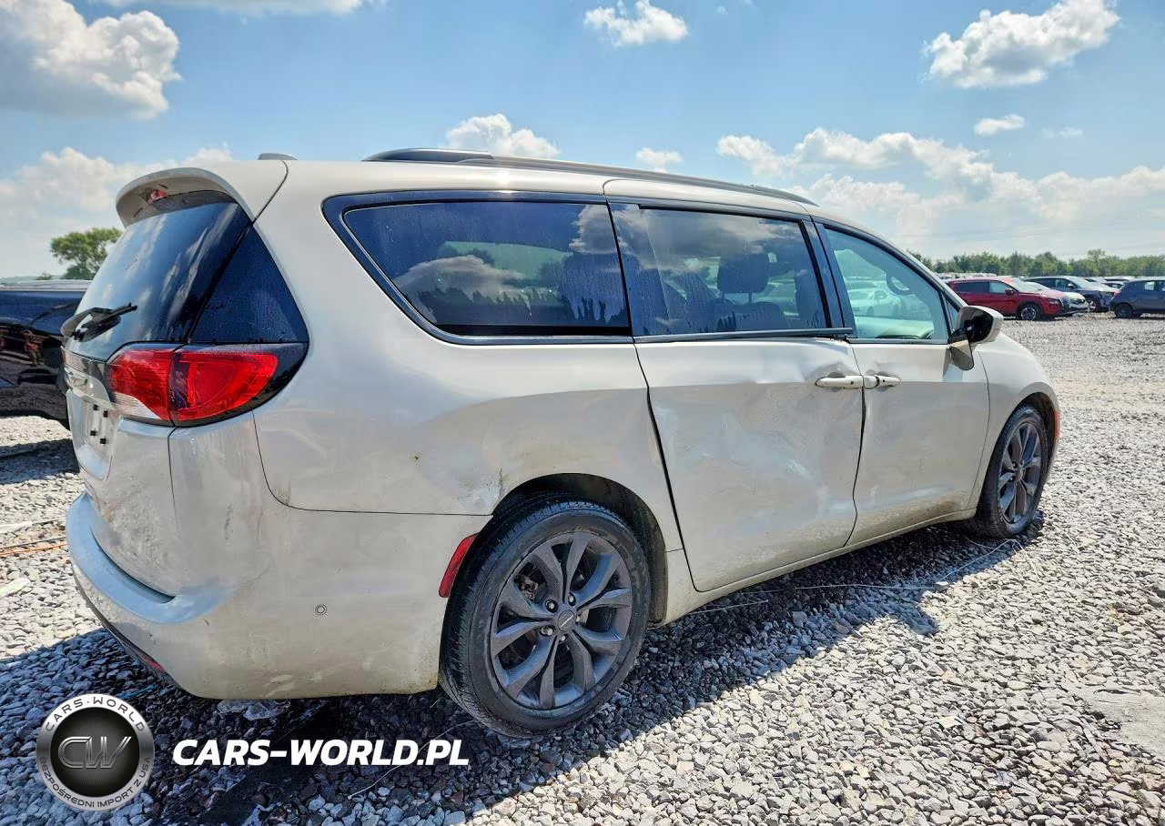 2019 Chrysler Pacifica Touring L Plus VIN:2C4RC1EG7KR746612 - 3