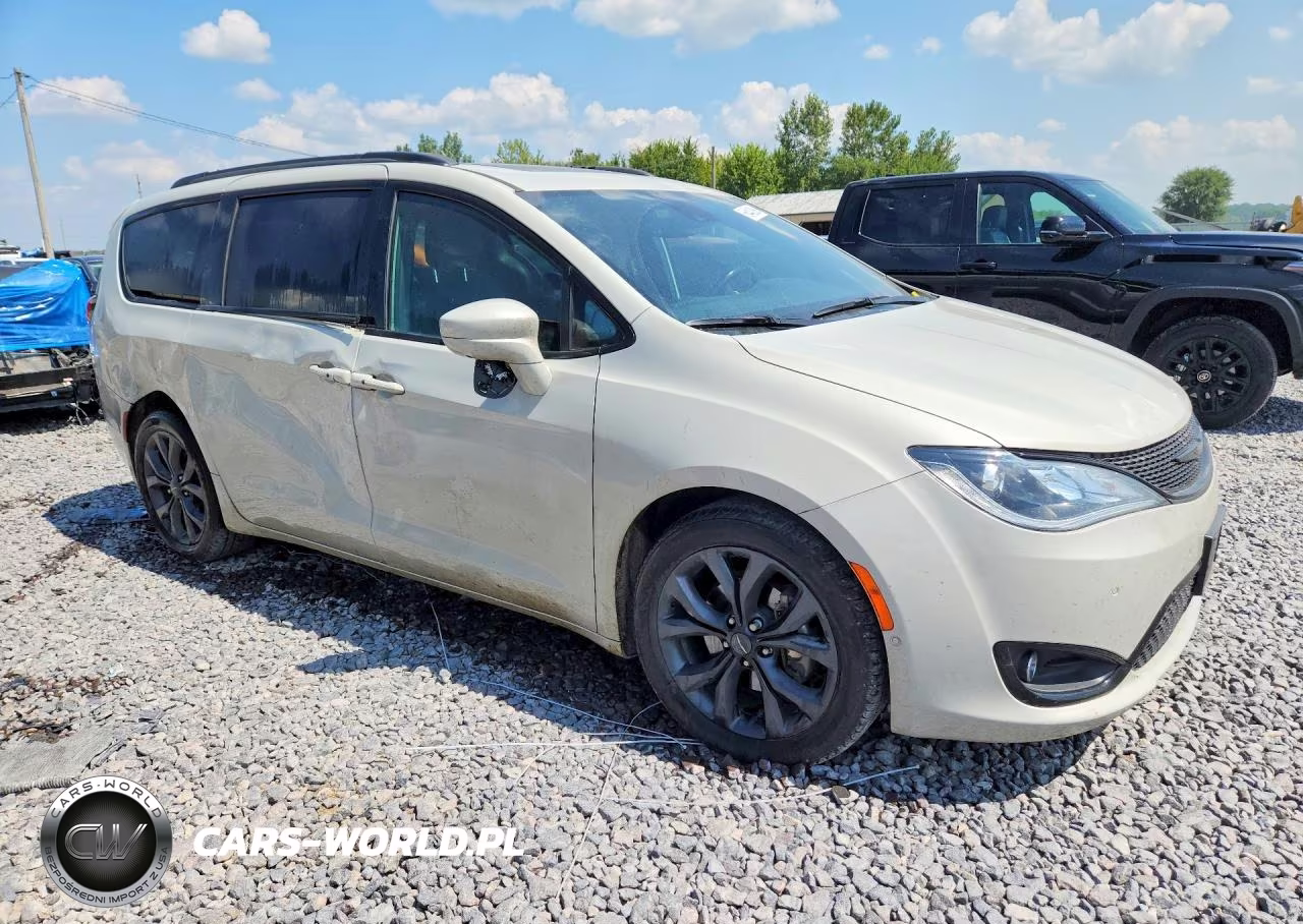 2019 Chrysler Pacifica Touring L Plus VIN:2C4RC1EG7KR746612 - 4