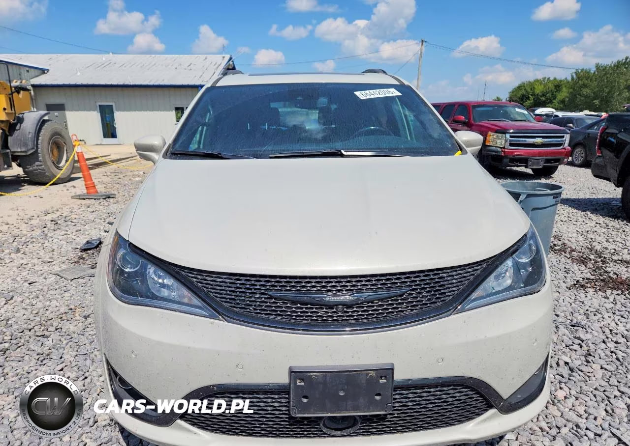 2019 Chrysler Pacifica Touring L Plus VIN:2C4RC1EG7KR746612 - 5