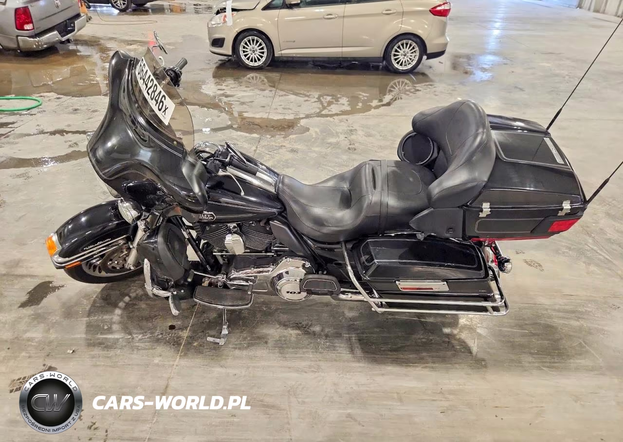 2012 Harley-Davidson Flhtcu Ultra Classic Electra Glide VIN:1HD1FCM18CB636244 - 3