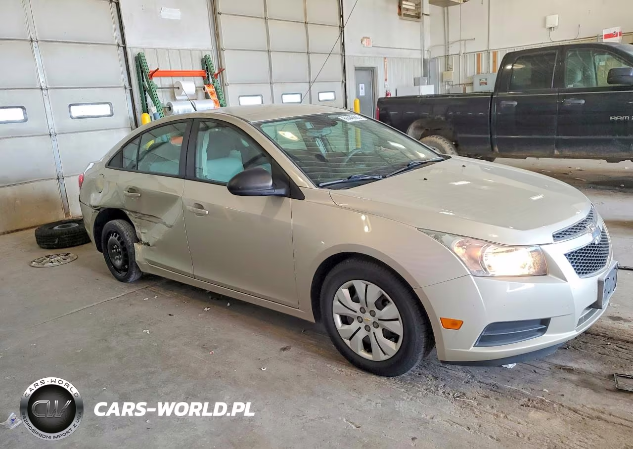 2014 Chevrolet Cruze Ls VIN:1G1PA5SH4E7220101 - 4