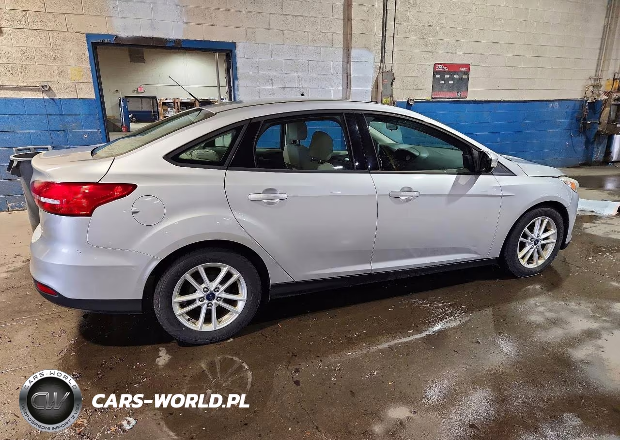 2015 Ford Focus Se VIN:1FADP3F2XFL205104 - 3