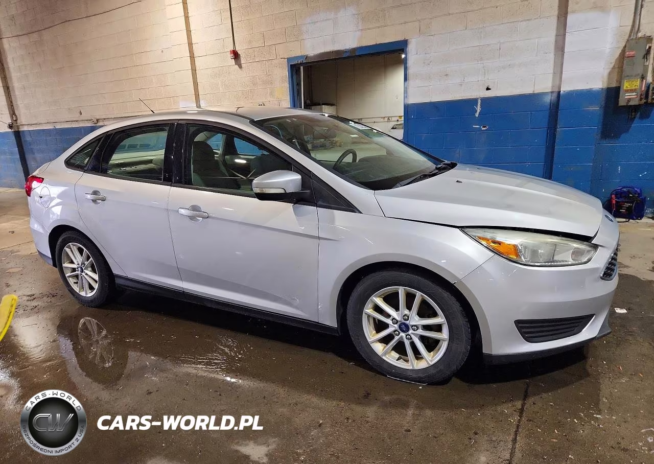 2015 Ford Focus Se VIN:1FADP3F2XFL205104 - 4