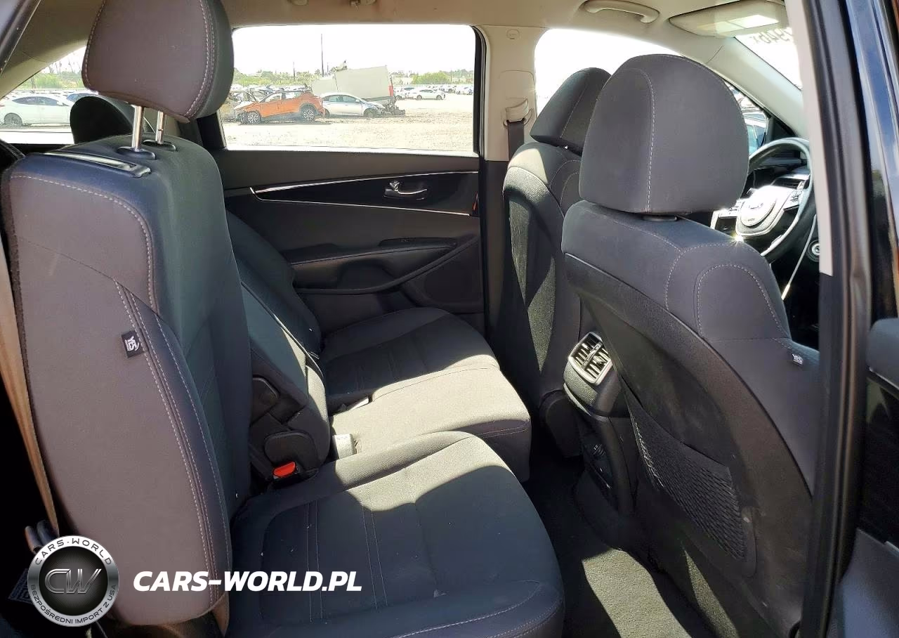 2019 Kia Sorento L VIN:5XYPG4A37KG586753 - 10