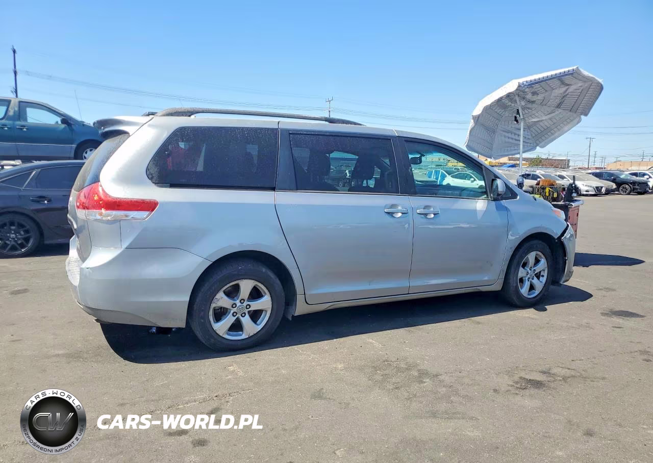 2011 Toyota Sienna Le VIN:5TDKK3DC5BS128999 - 3