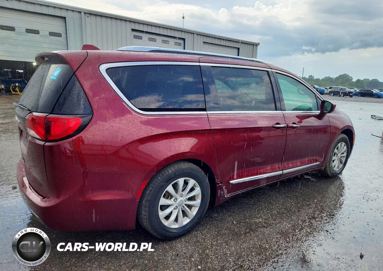 2019 Chrysler Pacifica Touring L VIN:2C4RC1BG1KR560309 - 3
