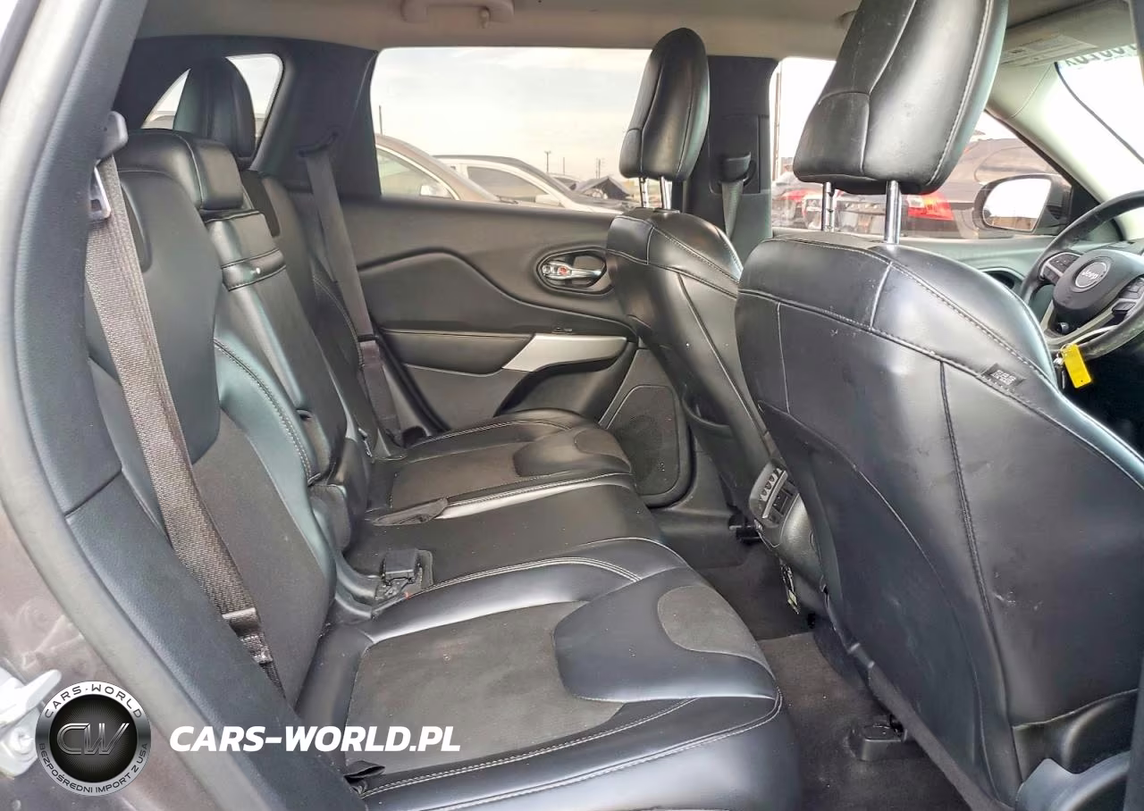 2018 Jeep Cherokee Latitude Plus VIN:1C4PJLLB2JD557657 - 11