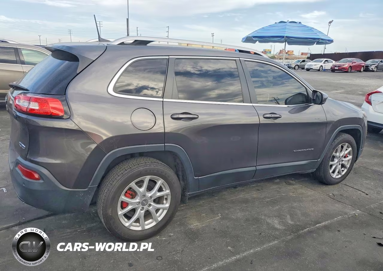 2018 Jeep Cherokee Latitude Plus VIN:1C4PJLLB2JD557657 - 3