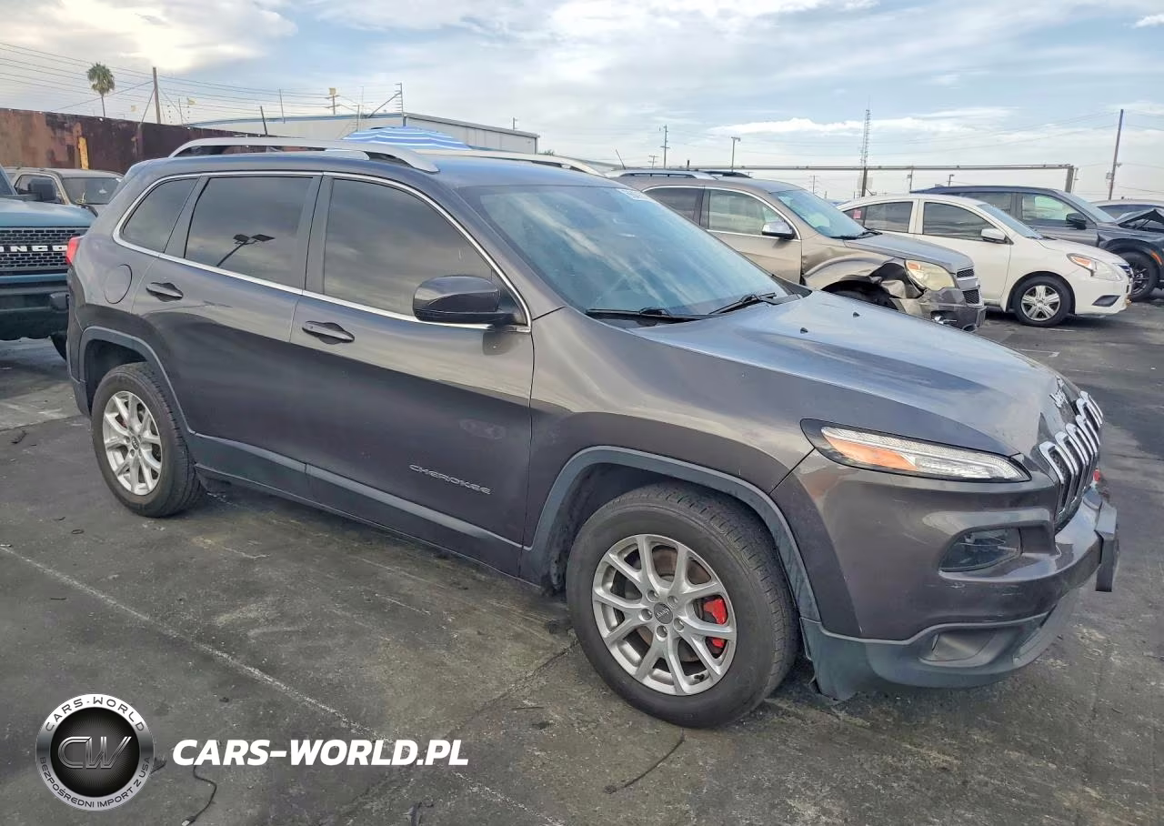 2018 Jeep Cherokee Latitude Plus VIN:1C4PJLLB2JD557657 - 4