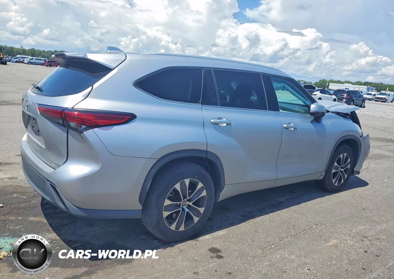 2022 Toyota Highlander Xle VIN:5TDGZRAH9NS549651 - 3