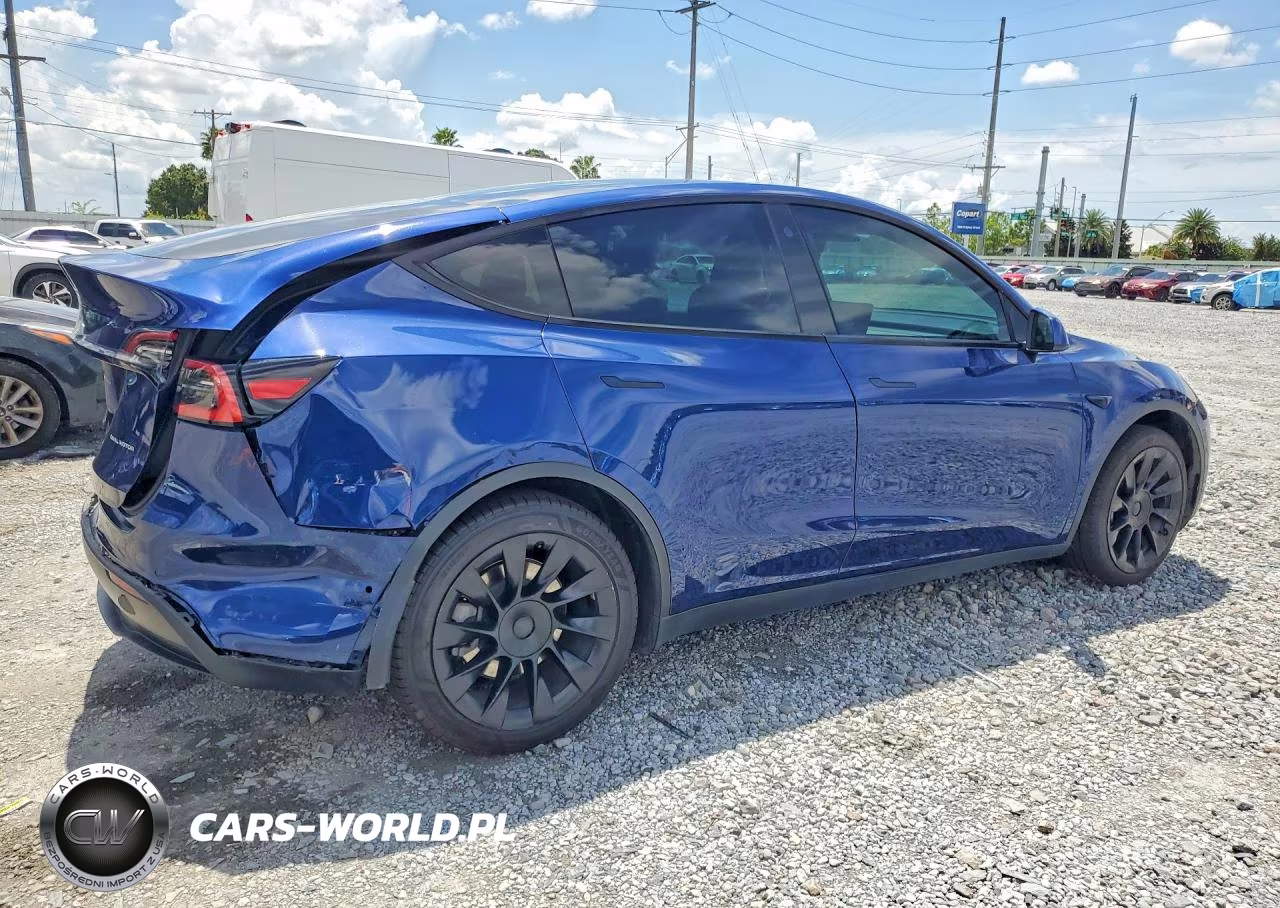 2021 Tesla Model Y VIN:5YJYGAEE2MF128675 - 3