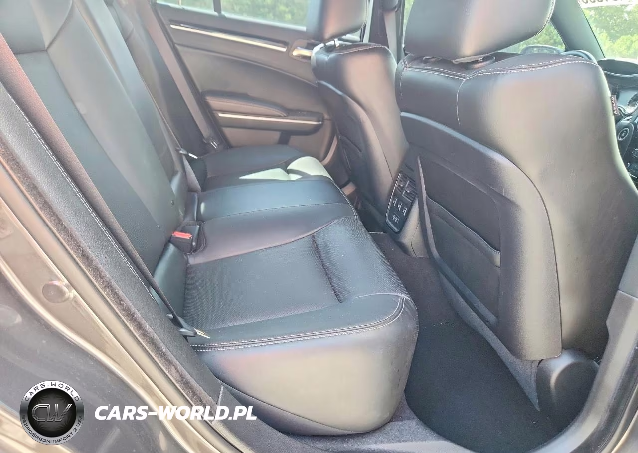 2022 Chrysler 300 S VIN:2C3CCABGXNH127270 - 10