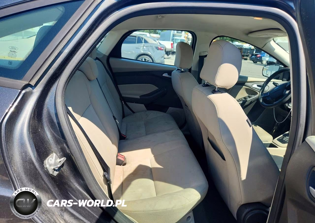 2016 Ford Focus Se VIN:1FADP3F20GL377417 - 10