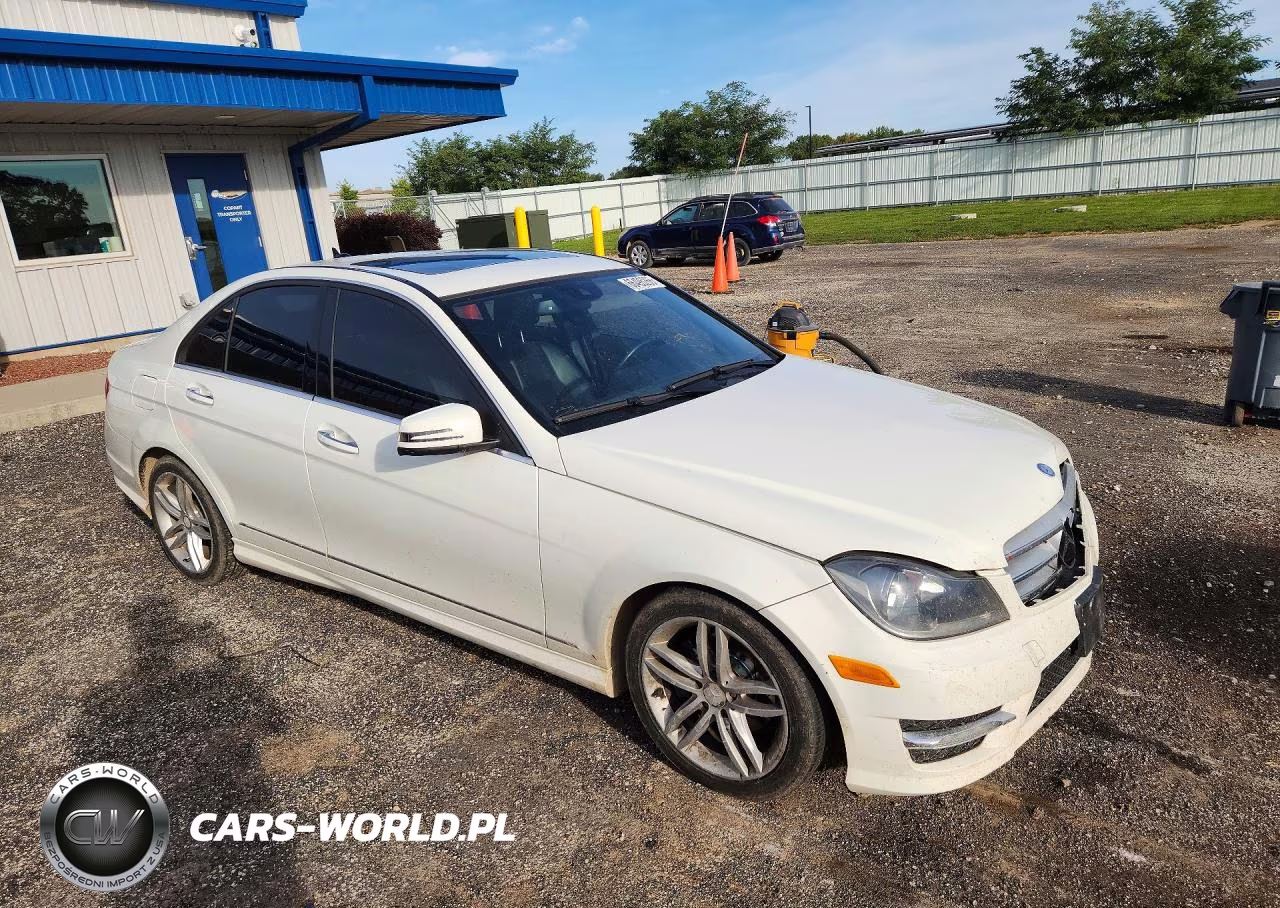 2012 Mercedes-Benz C 300 4Matic VIN:WDDGF8BB1CA693921 - 4