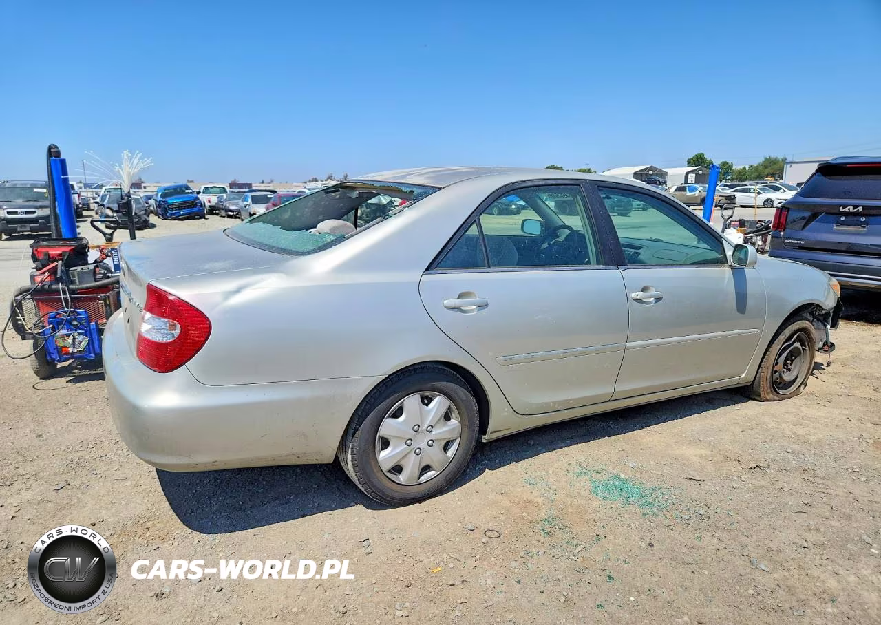 2002 Toyota Camry Le VIN:JTDBE32K620134413 - 3
