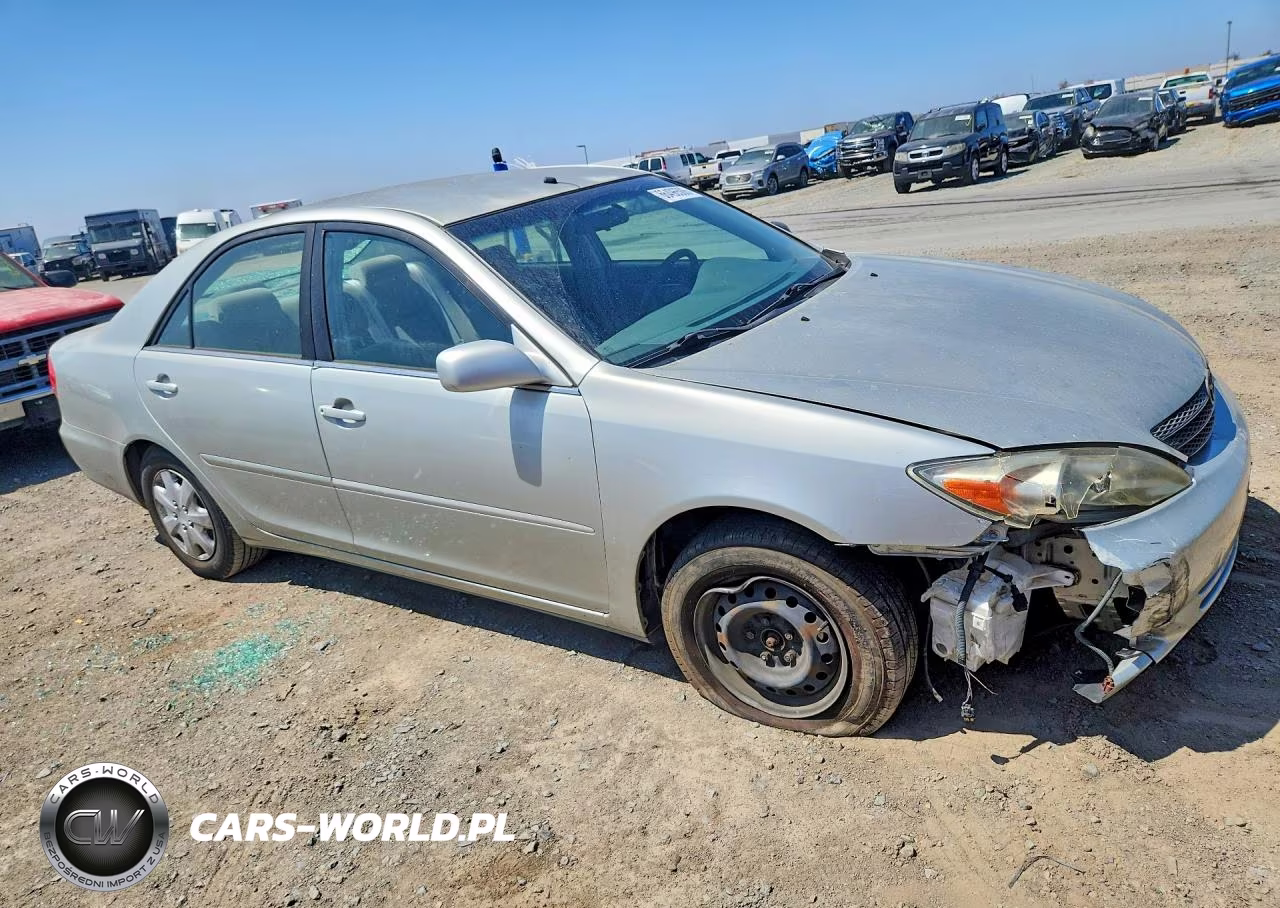 2002 Toyota Camry Le VIN:JTDBE32K620134413 - 4