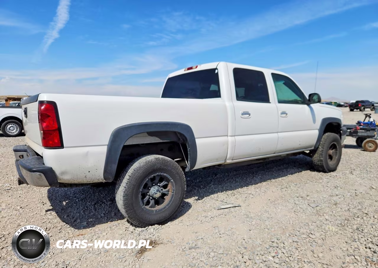 2005 Chevrolet Silverado K2500 Heavy Duty VIN:1GCHK23U15F804576 - 3