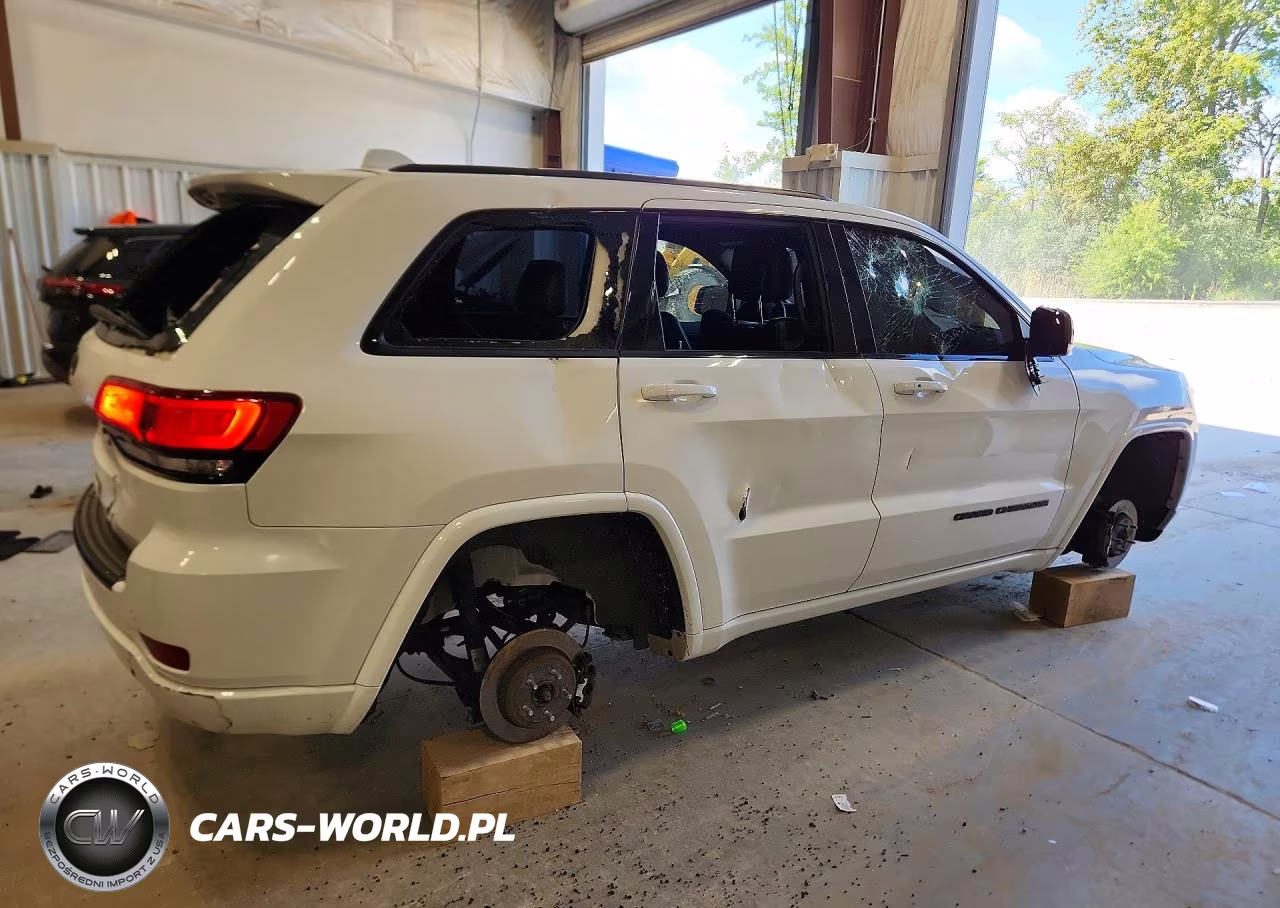 2018 Jeep Grand Cherokee Laredo VIN:1C4RJFAGXJC165007 - 3