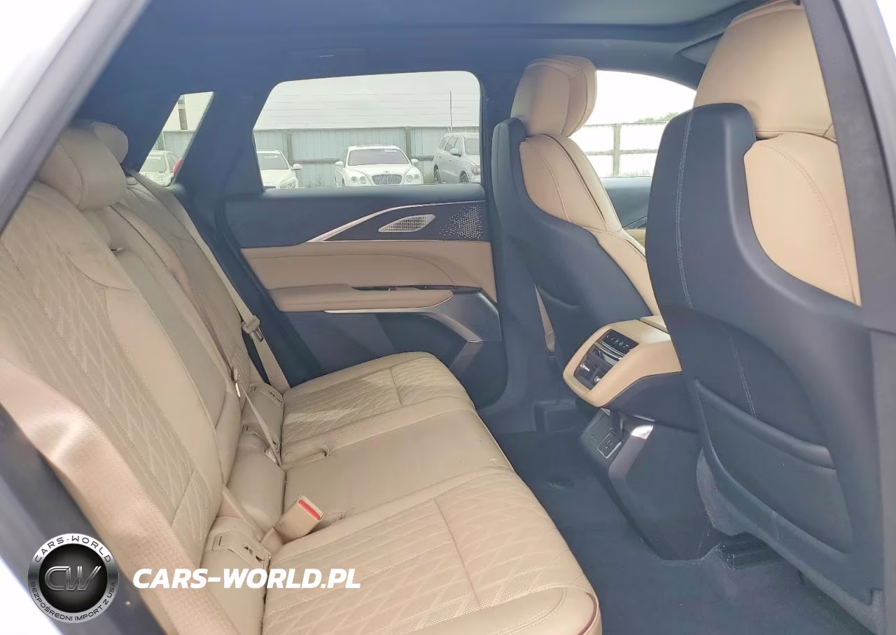 2024 Cadillac Lyriq Sport VIN:1GYKPWRL6RZ120814 - 11