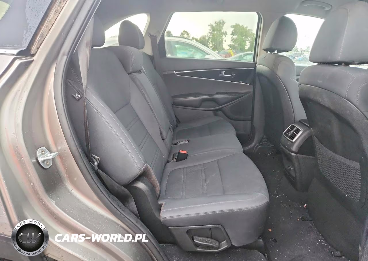 2019 Kia Sorento L VIN:5XYPG4A39KG529809 - 11