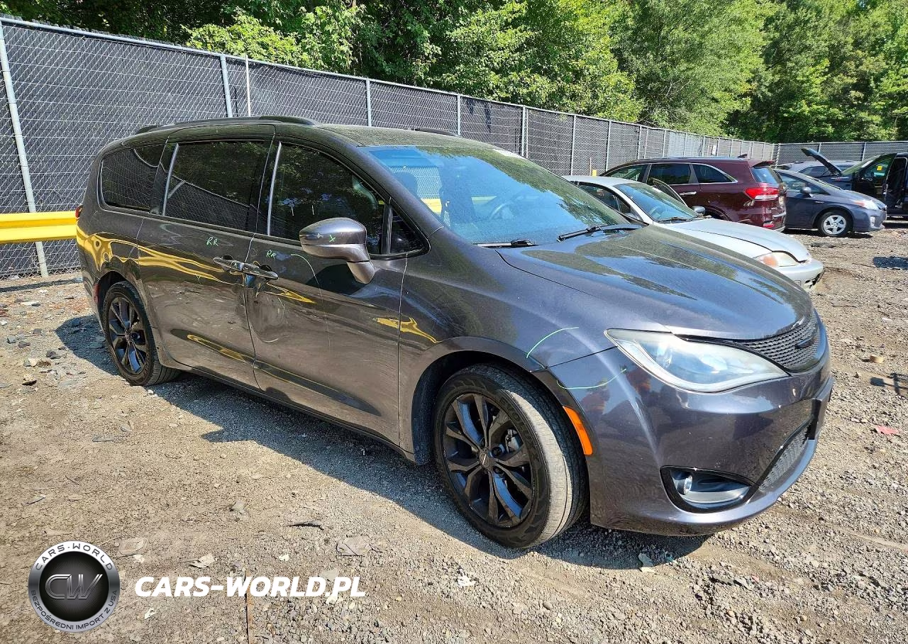 2019 Chrysler Pacifica Touring L VIN:2C4RC1BG1KR633324 - 4