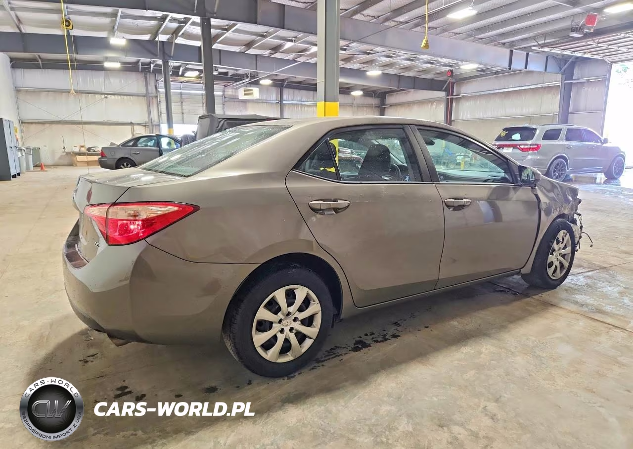 2018 Toyota Corolla Le VIN:5YFBURHE7JP770303 - 3