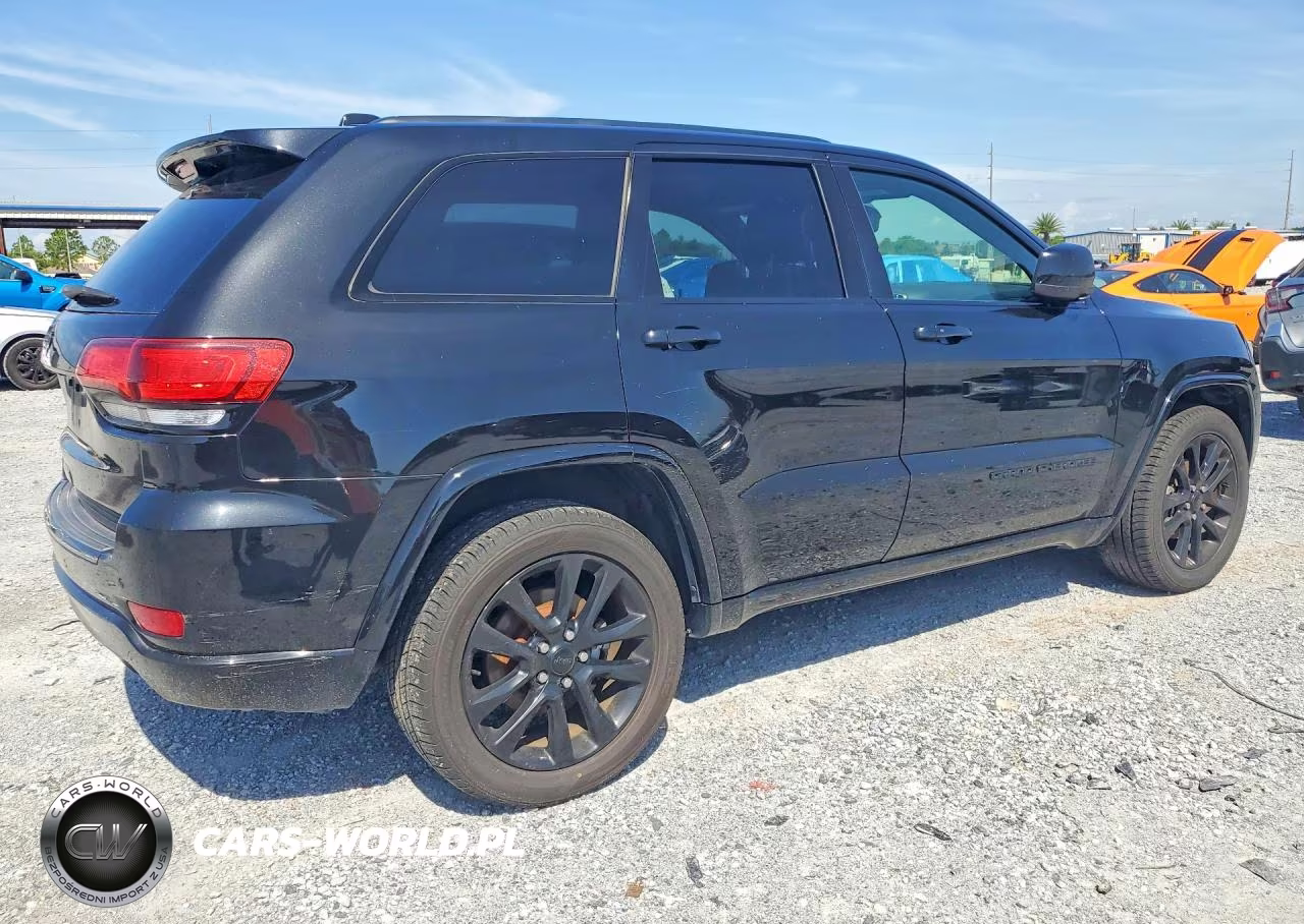 2018 Jeep Grand Cherokee Laredo VIN:1C4RJEAG9JC183752 - 3