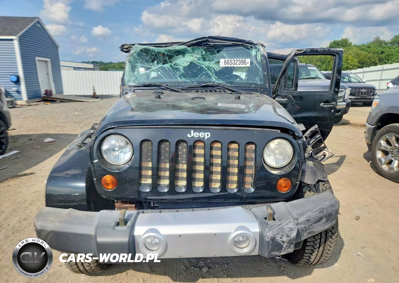 2013 Jeep Wrangler Unlimited Sahara VIN:1C4BJWEG6DL547924 - 5