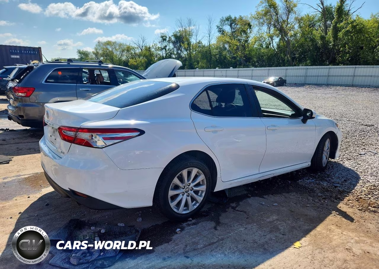 2018 Toyota Camry Le VIN:4T1B11HK4JU609227 - 3