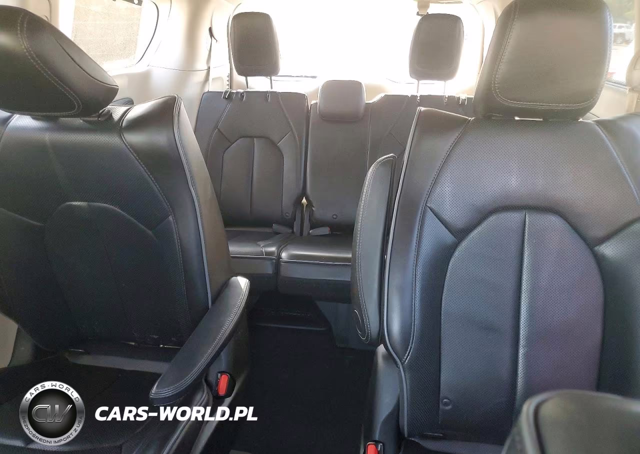 2018 Chrysler Pacifica Hybrid Limited VIN:2C4RC1N7XJR275330 - 10