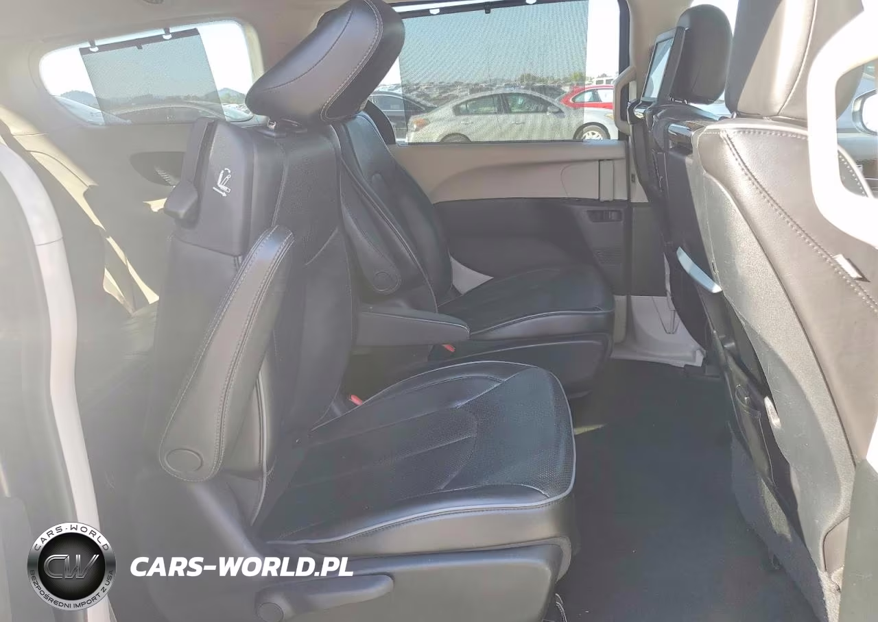 2018 Chrysler Pacifica Hybrid Limited VIN:2C4RC1N7XJR275330 - 11