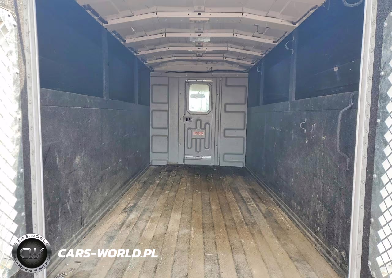 2019 GMC Savana Cutaway G3500 VIN:7GZ07RFGXKN000665 - 10