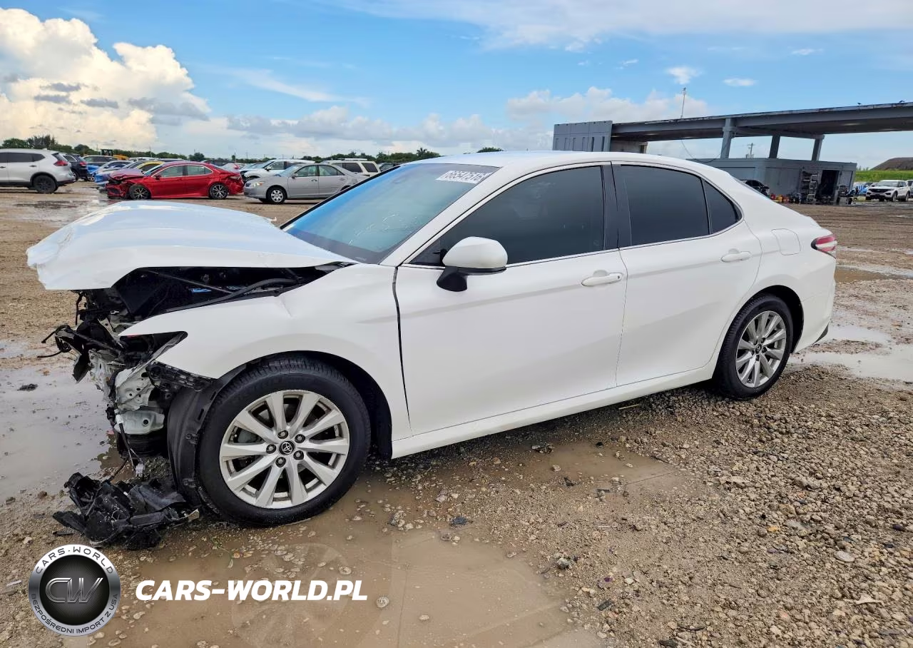 2018 Toyota Camry Le – zdjęcie 1 z 13