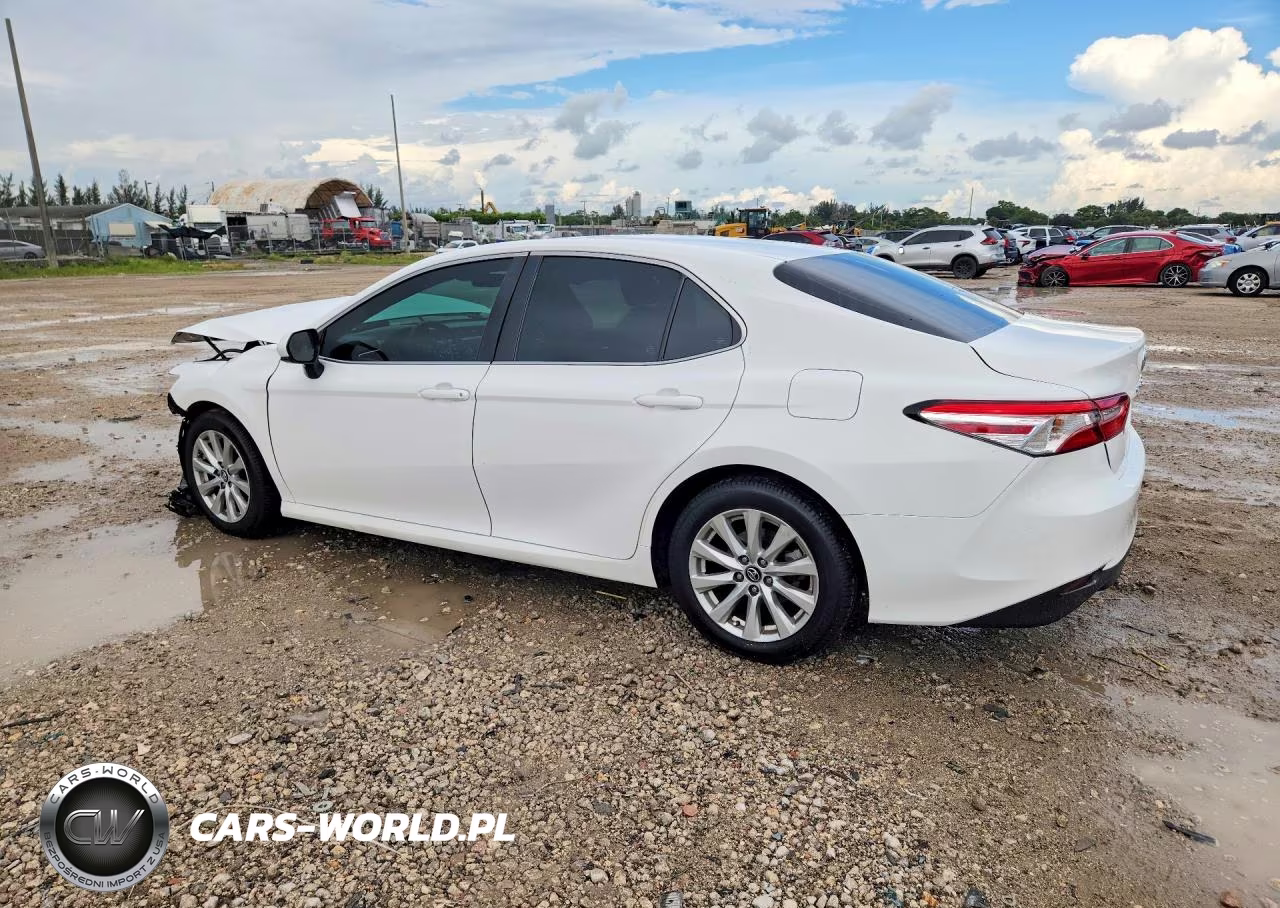 2018 Toyota Camry Le VIN:4T1B11HK4JU133142 - 2