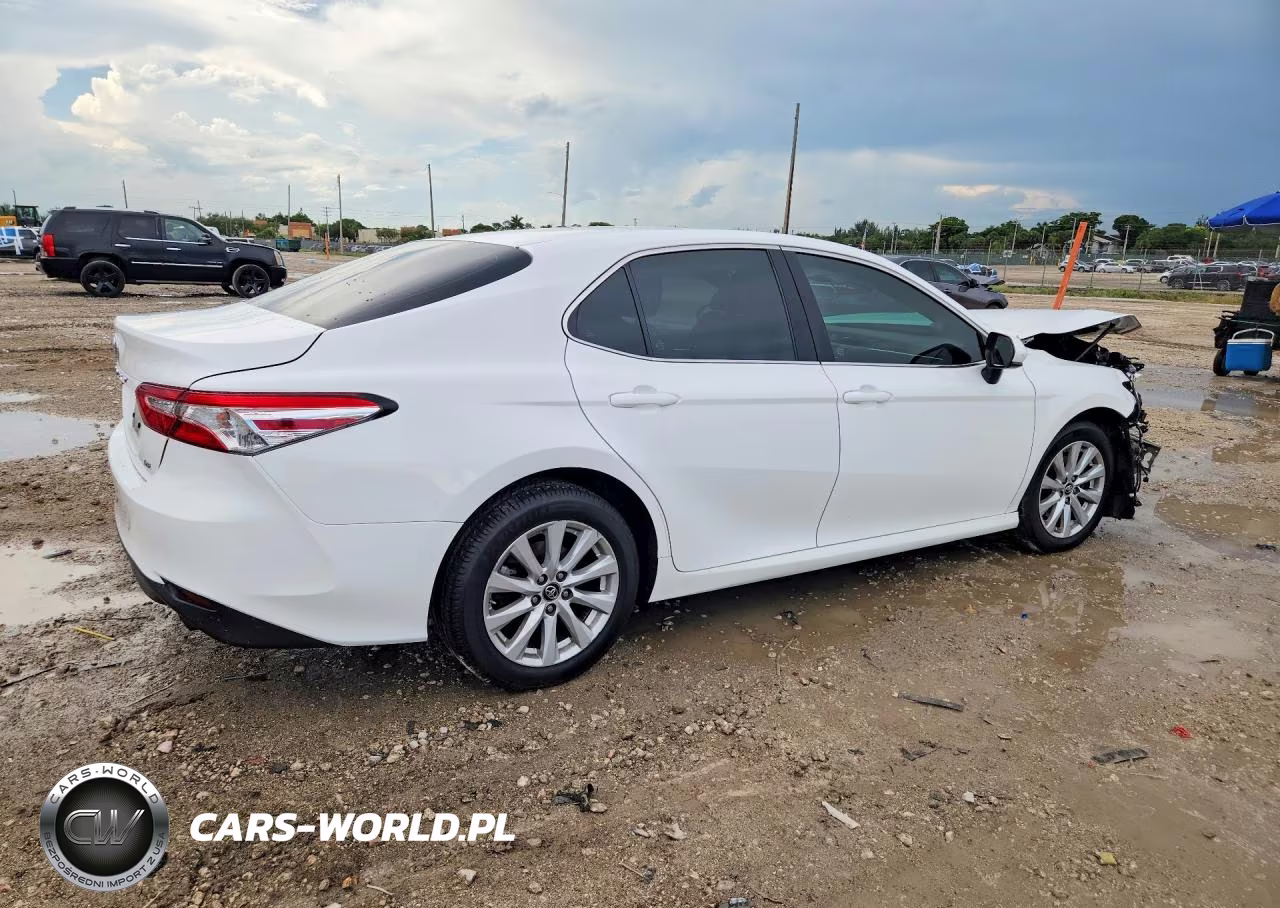 2018 Toyota Camry Le VIN:4T1B11HK4JU133142 - 3
