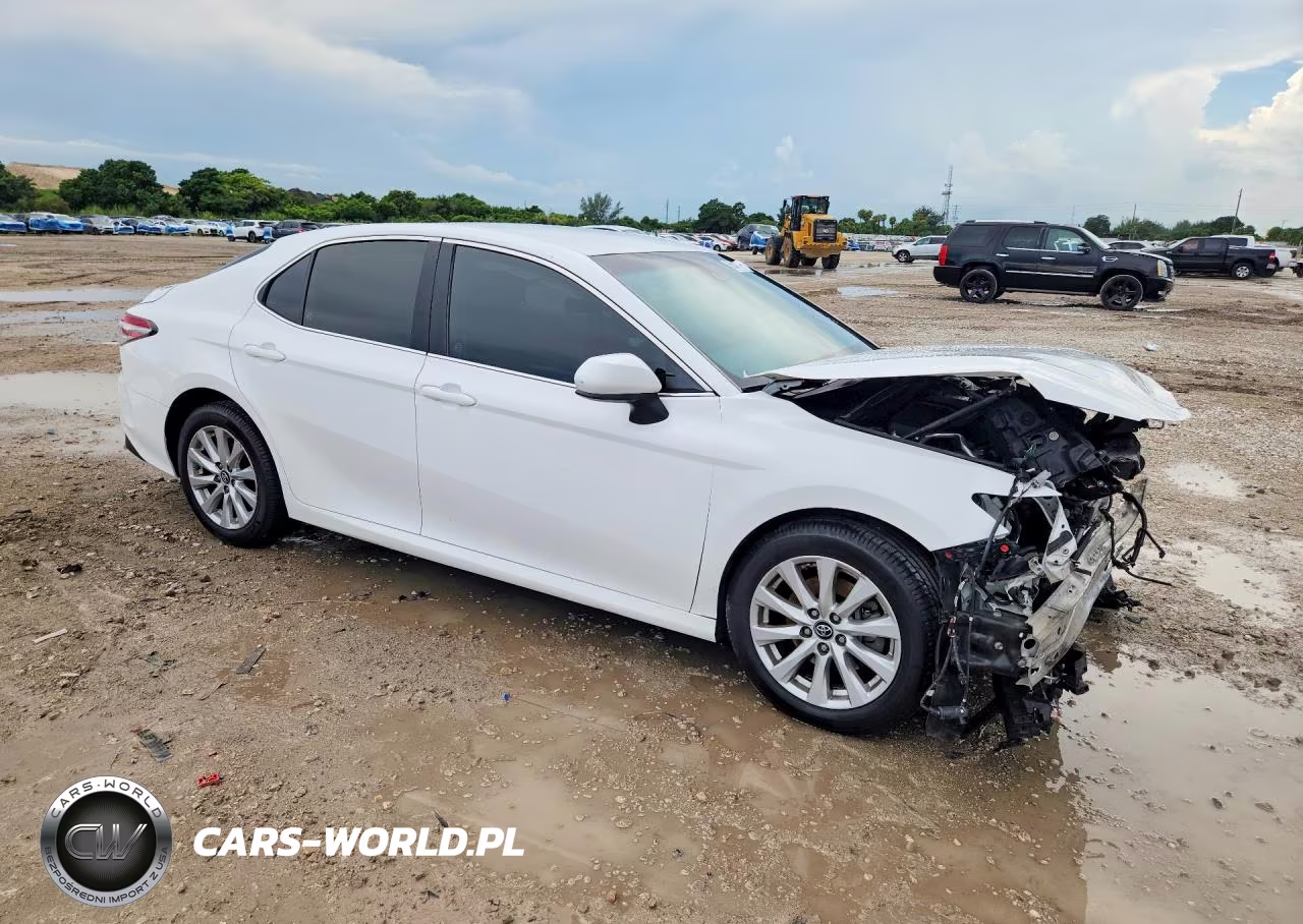 2018 Toyota Camry Le VIN:4T1B11HK4JU133142 - 4