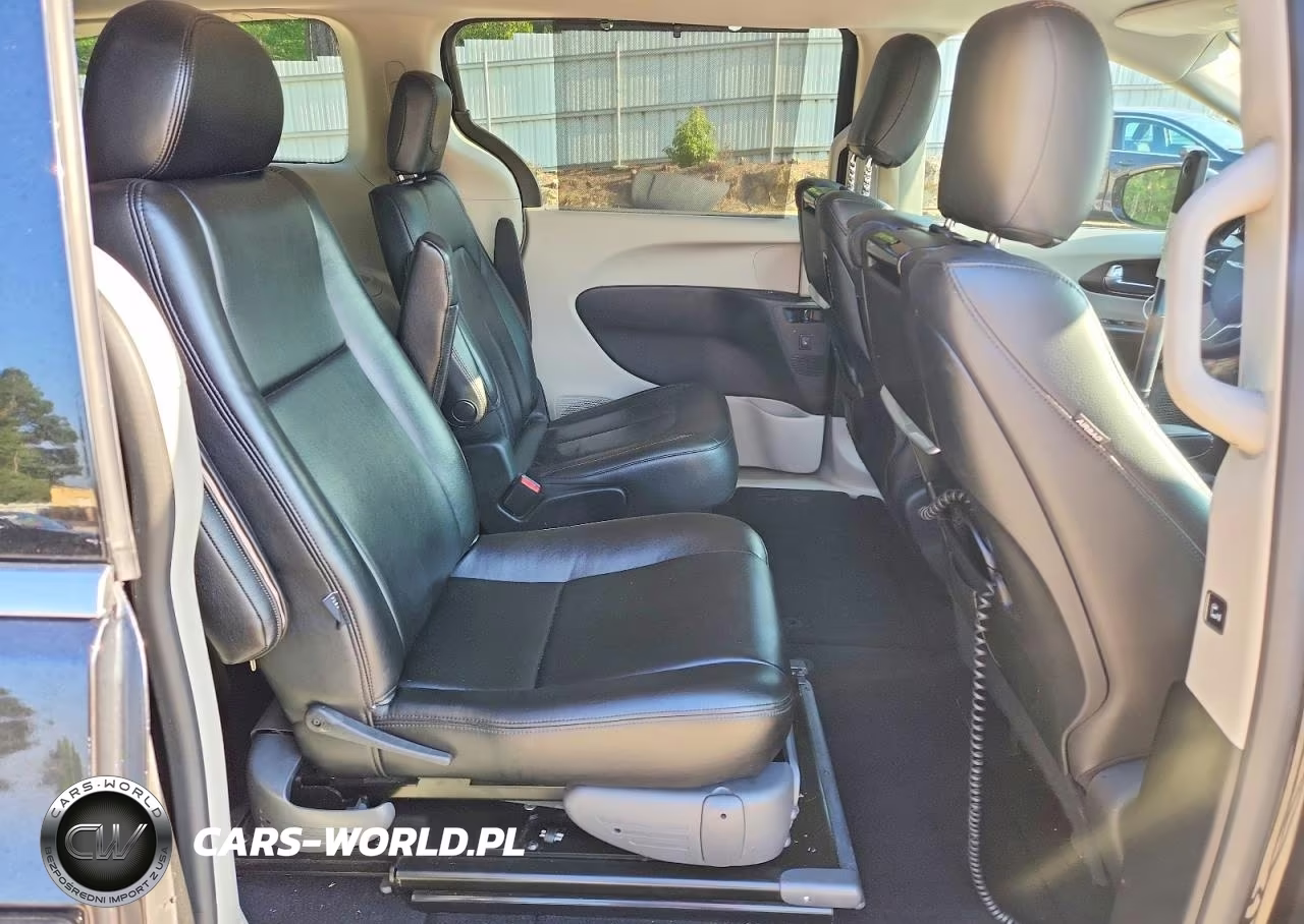 2017 Chrysler Pacifica Touring L Plus VIN:2C4RC1EG9HR591358 - 11