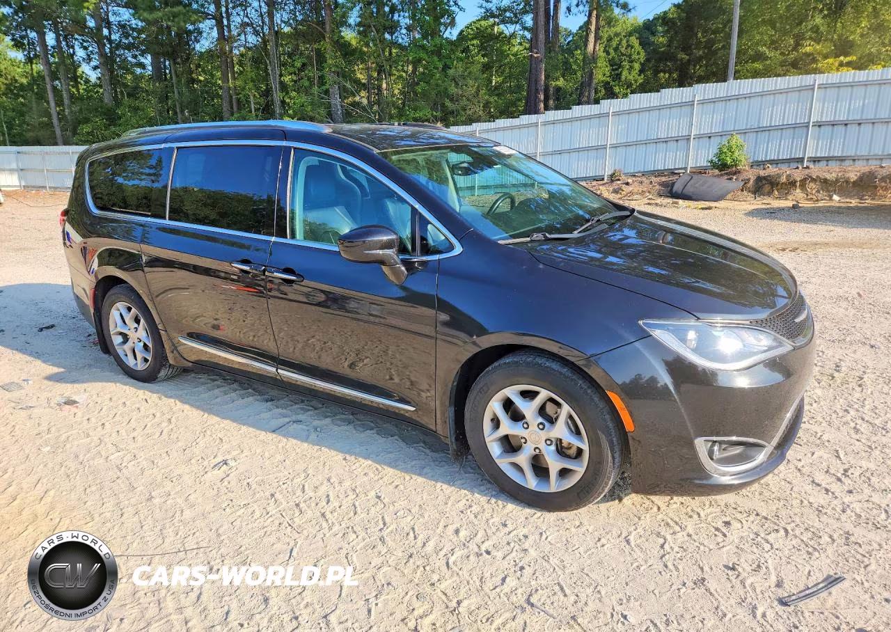 2017 Chrysler Pacifica Touring L Plus VIN:2C4RC1EG9HR591358 - 4