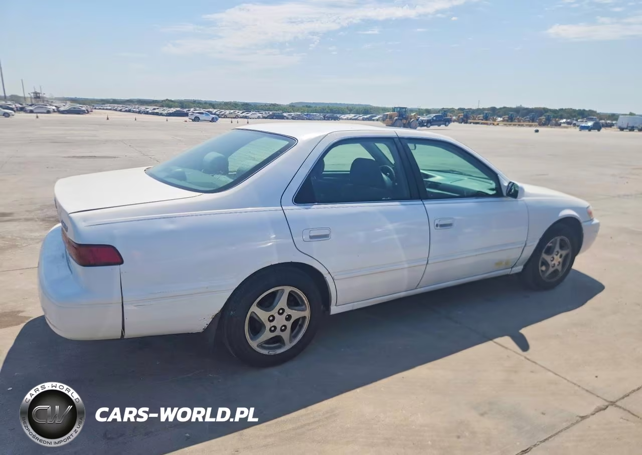 1999 Toyota Camry Le VIN:4T1BG22K4XU585016 - 3