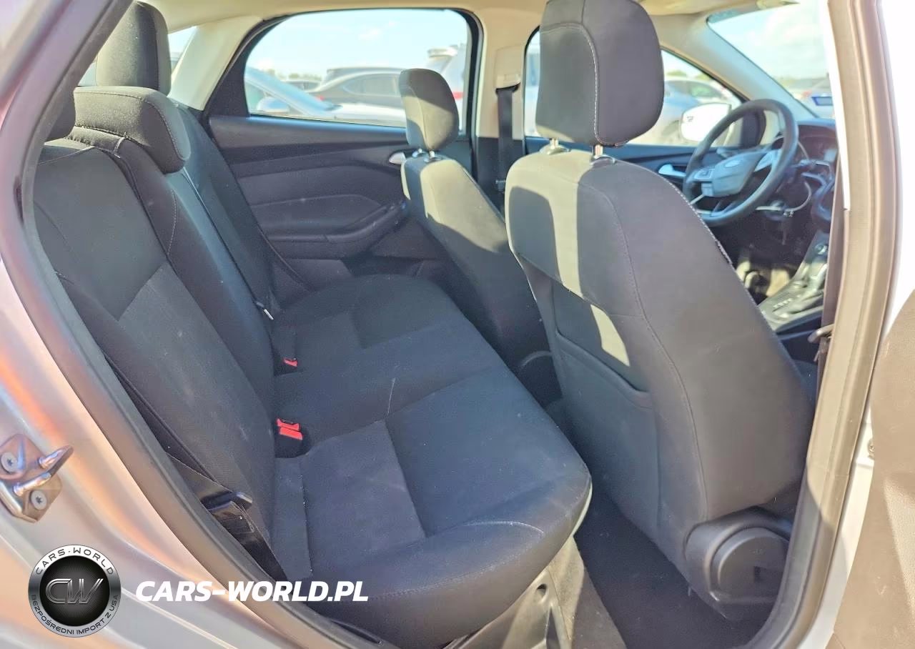 2018 Ford Focus Se VIN:1FADP3F26JL240232 - 10