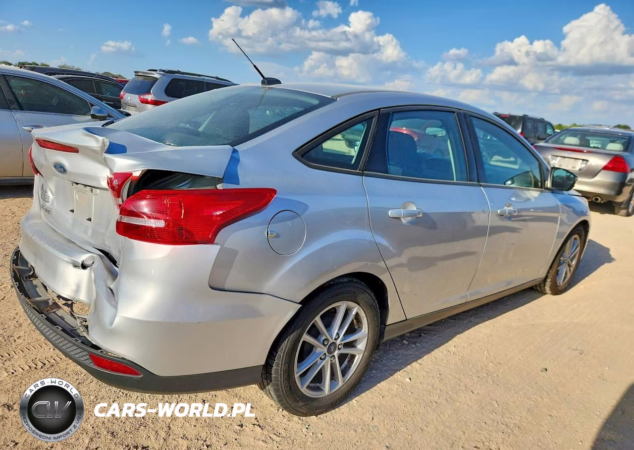 2018 Ford Focus Se VIN:1FADP3F26JL240232 - 3
